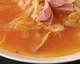 Foto del paso 5 de la receta: Sopa de col con tocino y salchichas