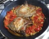 Une image de l'étape 9 de Côtes de porc aux tomates, ail rose et fanes de navets.