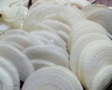 Foto del paso 5 de la receta: Bife de hígado encebollado con guarnición de puré de papas