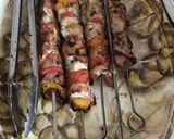Une image de l'étape 1 de Brochettes de poulet au poivron et fines herbes.