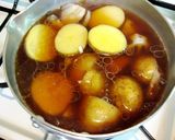 A picture of step 4 of Stir-fried and Simmered New Potato and Lotus Root with Sesame Seeds.