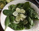 Foto del paso 1 de la receta Ensalada simple de hojas de espinacas crudas con aguacate, pepino y tomates