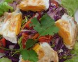 A picture of step 4 of Thai-style Salad with Vegetables and a Sunny-side Up.