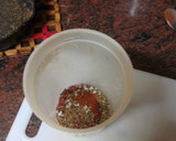 Foto del paso 1 de la receta: Muslos de pollo asados en freidora de aire con papas arrugas y mojo de pimiento