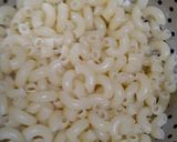 A picture of step 1 of White sauce pasta.