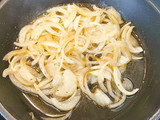 Revuelto de Berenjena asada con Sobrasada, Cebolla caramelizada y Patatas fritas