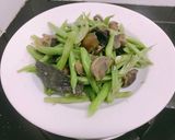 Hình bước làm 2 của món Đậu que xào lòng gà