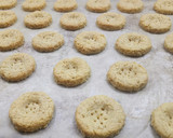 Foto del paso 6 de la receta: 🍘 Galletitas pepas de avena, coco y dulce de leche 🍘