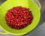 Une image de l'étape 1 de Flan pâtissier aux groseilles rouges et vanille.