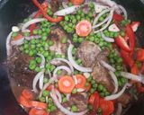 Foto del paso 3 de la receta: Pollo arvejado con vino