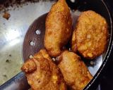 A picture of step 6 of Moong dal pakoda.