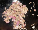 Foto del paso 2 de la receta: Hígado o pana de vacuno salteado con brócoli y piminto morrón