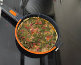 Foto del paso 7 de la receta: Tortilla de acelgas rojas rellena de jamón y queso