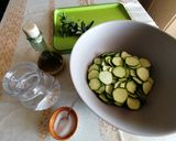 Foto del passaggio 2 della ricetta Rondelle di zucchine crude marinate, servite e conservate 🌿🌞