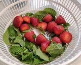 Foto langkah ke 1 dari resep Infused Water (strawberry dan daun mint).