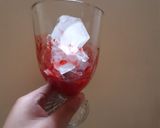 Foto langkah ke 2 dari resep Korean strawberry milk.