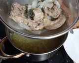 Foto del paso 2 de la receta: Sopa de verdura y huesos de pollo con zanahoria rescatada 😅