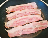 Foto del paso 7 de la receta: Tostas con espárragos envueltos en bacon y queso fundido