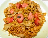 รูปขั้นตอนการทำที่ 4 ของ 🍝มาม่าเผ็ดไส้กรอกนมชมพู🍥