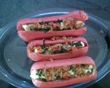 Foto del paso 2 de la receta: Chorizo alemán relleno envuelto con panceta y pan lactal, aplanado con palote