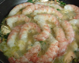 Foto del paso 8 de la receta: Gambones y mejillones al ajillo con judías verdes salteadas con cherrys