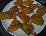 पालक भजी (palak bhaji recipe in marathi) रेसिपी स्टेप 4 फोटो 
