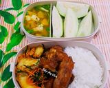 Hình bước làm 3 của món Hộp Cơm Vui Vẻ 7:(Sườn non nướng kèm kim chi,canh bí...)