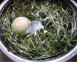 Hình bước làm 1 của món Salad Rau Mầm, Trứng Lòng Đào Và Tôm