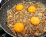 Foto del paso 5 de la receta Huevos estrellados con champiñones al ajillo picantes