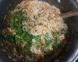 A picture of step 5 of Tomato chow mien.