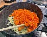 Une image de l'étape 13 de Poulet mariné aux carottes, champignons, épices et coriandre.
