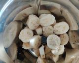 A picture of step 1 of Banana milkshake.