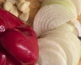 Foto del paso 1 de la receta: Salteado de calabacines/zucchini, con ajo, cebolla y morrón rojo 🥒🧄🧅🫑para múltiples usos 🥘🫕