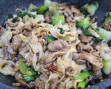 รูปขั้นตอนการทำที่ 4 ของ บะหมี่จีนเส้นหยักผัดหม่าล่า หมูสไลซ์
