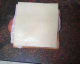 Foto del paso 1 de la receta: Sándwich de tomate, queso y jamón cocido
