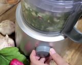A picture of step 2 of Pesto sauce from radish leaves.