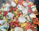 Une image de l'étape 10 de Noix de Saint Jacques aux tomates, ananas et coriandre.