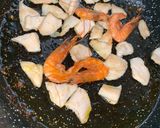 Foto del paso 1 de la receta: Arroz con pollo y gambas