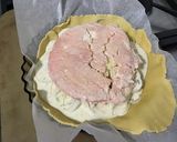 Une image de l'étape 11 de Tourte au munster, oignon, cumin et vin blanc.