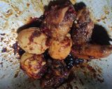 Foto langkah ke 2 dari resep Semur Ayam dan Telur Pedas Manis.