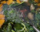 Foto langkah ke 3 dari resep Sayur bening labu putih, labu kuning dan bayam.