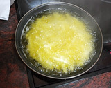 Foto del paso 4 de la receta: Solomillo a la plancha con papas fritas y ensalada