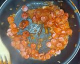 Foto del paso 3 de la receta: Guisantes con salchichas y tomate
