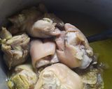 Foto del paso 4 de la receta: Patitas de cerdo a la provenzal