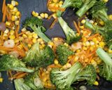 Foto langkah ke 3 dari resep Tumis brokoli jagung wortel.