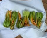 Foto del passaggio 5 della ricetta Sfogliatine ripiene ai fiori di zucca e provola