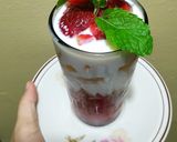 Foto langkah ke 3 dari resep Strawberry Latte.