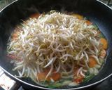 Foto langkah ke 3 dari resep Tumis Tauge Wortel Sosis.