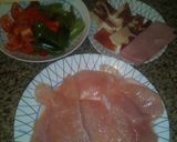 Foto del paso 1 de la receta: Brochetas de pechugas con jamón serrano, jamón cocido y verduras