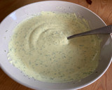 Foto del paso 2 de la receta: Salsa de yogur y eneldo para salmón a la plancha